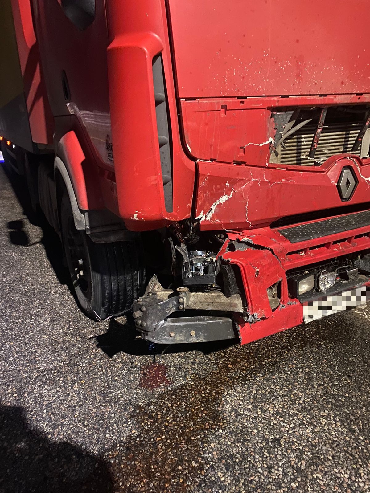 В Тверской области фура въехала в остановившуюся легковушку