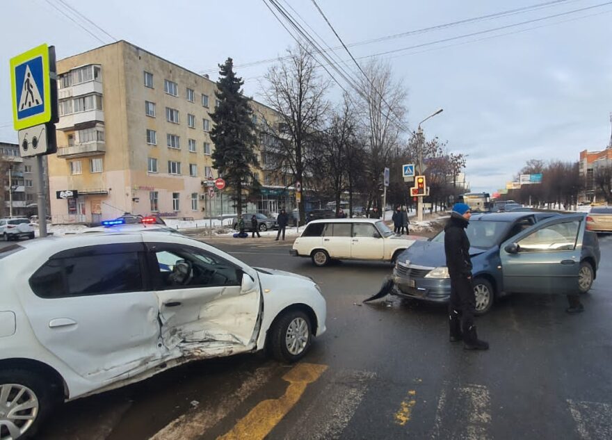 В Твери из-за нарушителя женщина получила травмы в ДТП