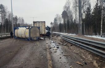 В Тверской области уснувший мужчина на «Вольво» протаранил стоящий автомобиль