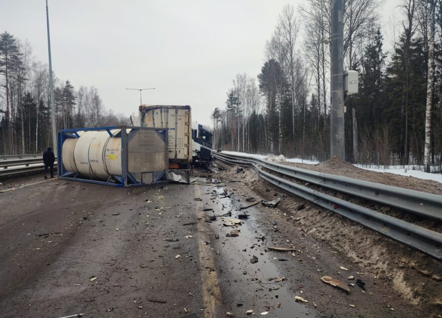 В Тверской области уснувший мужчина на «Вольво» протаранил стоящий автомобиль В Тверской области уснувший мужчина на «Вольво» протаранил стоящий автомобиль