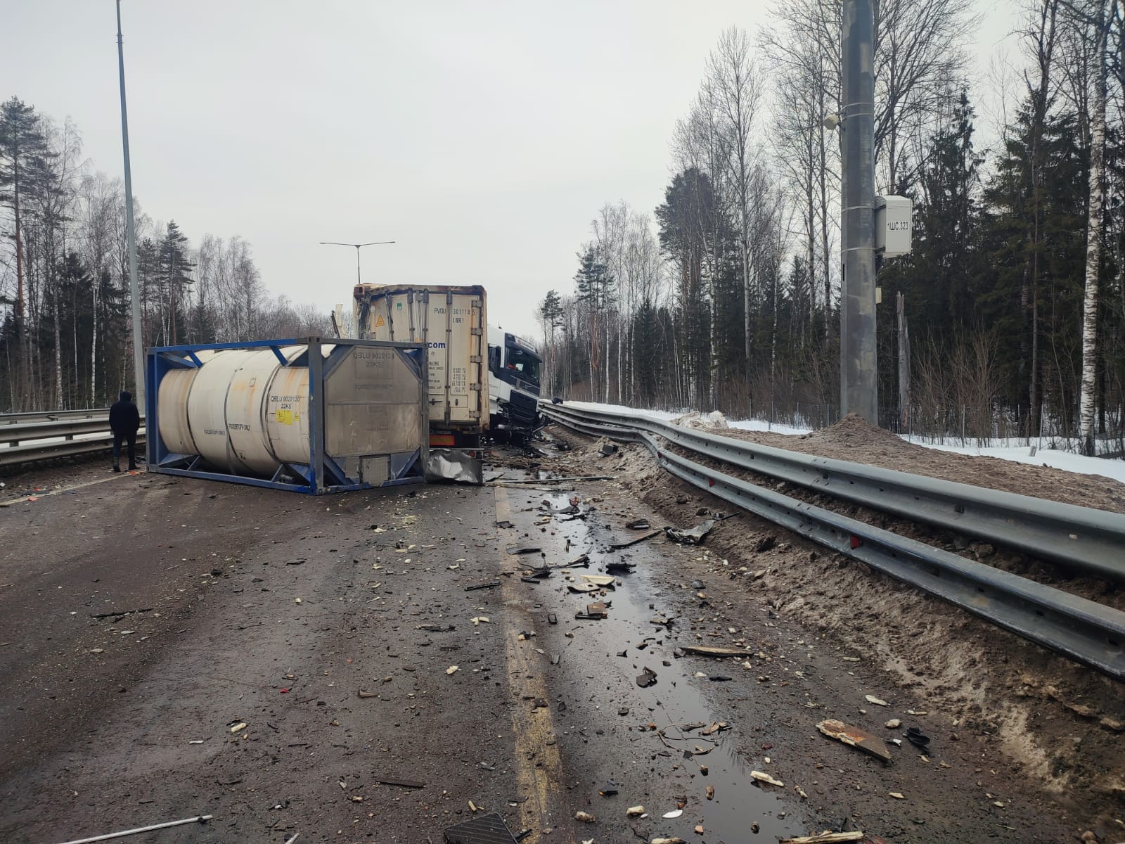 В Тверской области уснувший мужчина на «Вольво» протаранил стоящий автомобиль В Тверской области уснувший мужчина на «Вольво» протаранил стоящий автомобиль