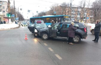 В Твери две иномарки не поделили дорогу, есть пострадавшие В Твери две иномарки не поделили дорогу, есть пострадавшие