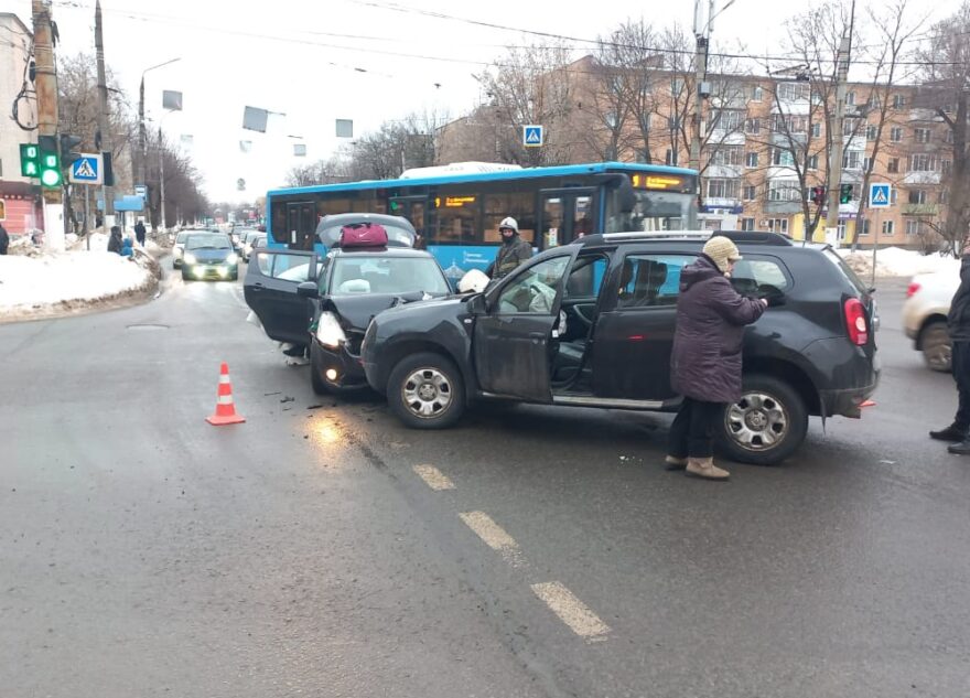 В Твери две иномарки не поделили дорогу, есть пострадавшие