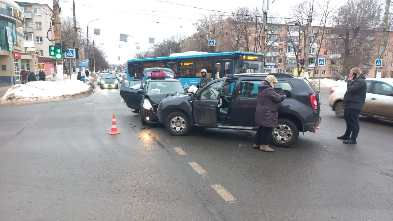 В Твери две иномарки не поделили дорогу, есть пострадавшие | ТОП Тверь  новости