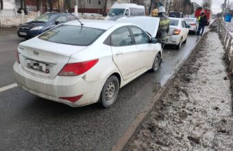 В Твери водитель легковушки врезался в другой автомобиль и сбежал с места ДТП В Твери водитель легковушки врезался в другой автомобиль и сбежал с места ДТП