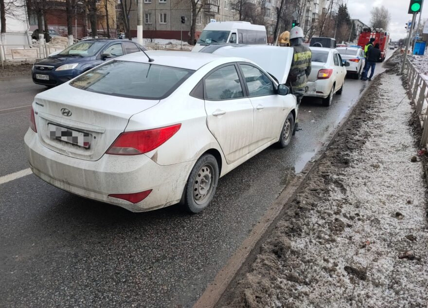 В Твери водитель легковушки врезался в другой автомобиль и сбежал с места ДТП В Твери водитель легковушки врезался в другой автомобиль и сбежал с места ДТП