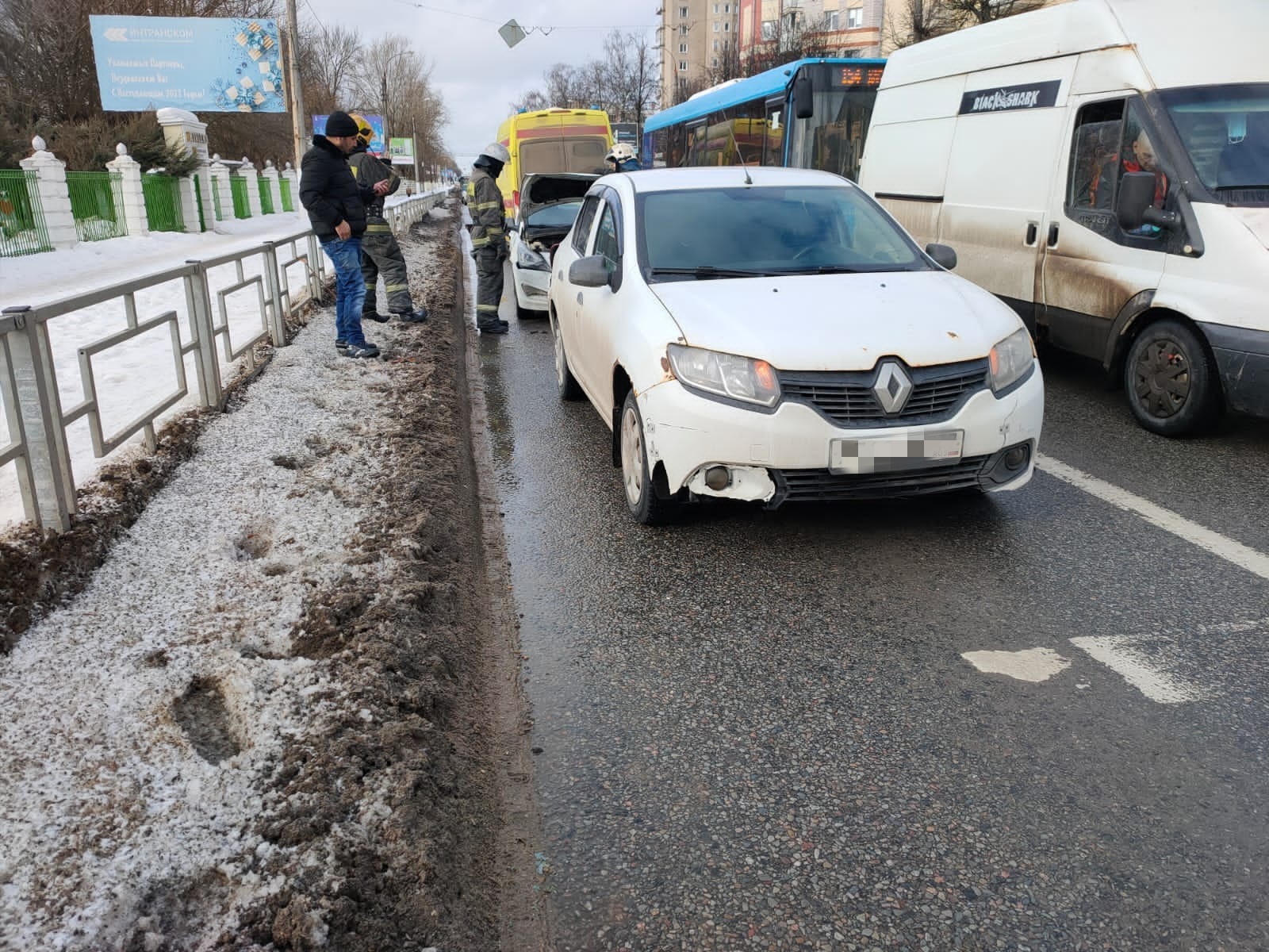 В Твери водитель легковушки врезался в другой автомобиль и сбежал с места  ДТП | ТОП Тверь новости