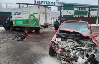 В Твери иномарка столкнулась с машиной службы доставки
