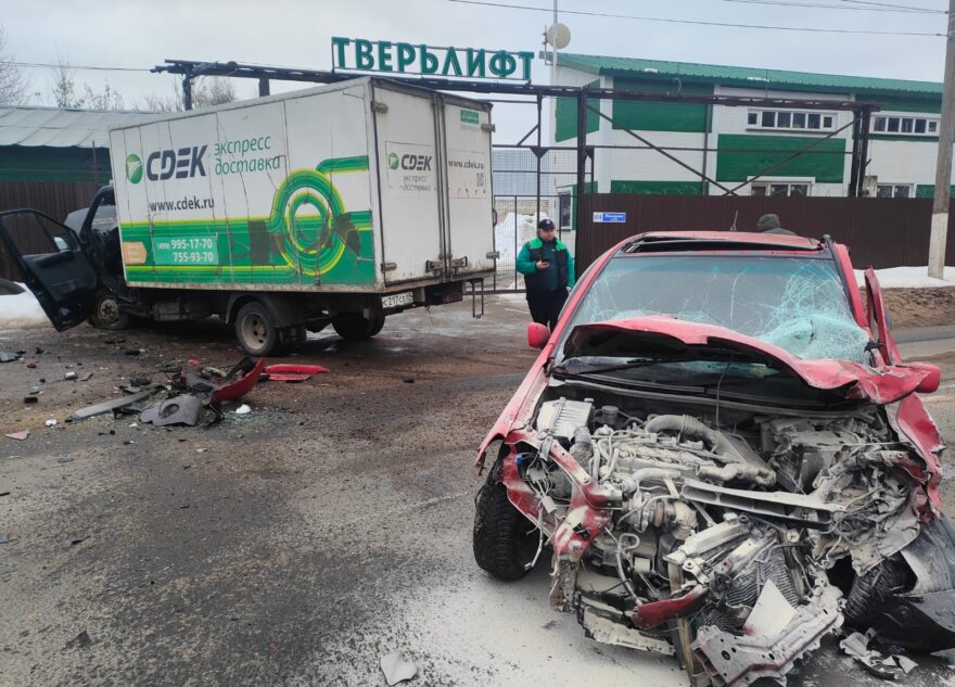 В Твери иномарка столкнулась с машиной службы доставки