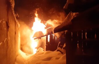 Рядом со зданием суда в Тверской области сгорел сарай Рядом со зданием суда в Тверской области сгорел сарай