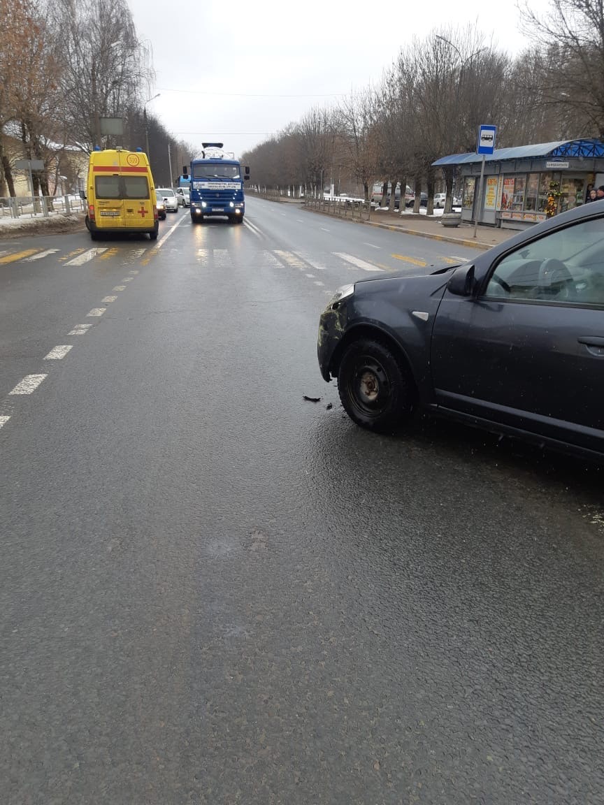 В Твери ищут свидетелей столкновения легковушки с машиной скорой медицинской помощи