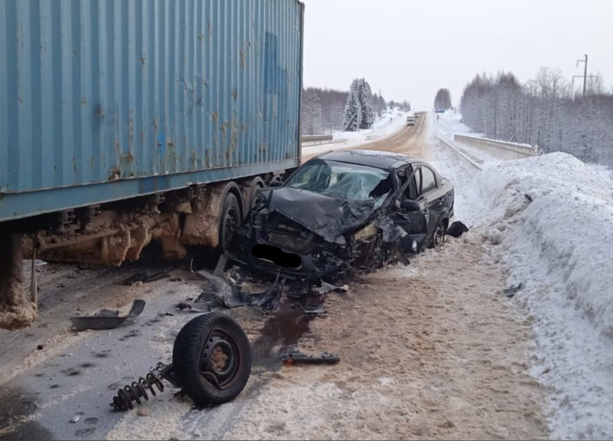 Фура выехала на встречку и смяла легковушку в Тверской области