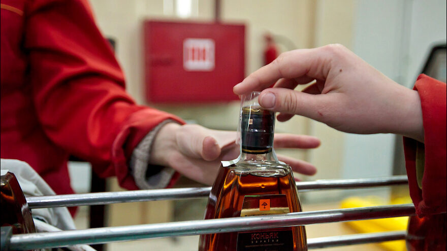 В Твери поймали серийного похитителя дорогого коньяка