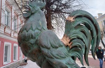 В Твери починили скульптуру петуха, которому вандалы оторвали хвост