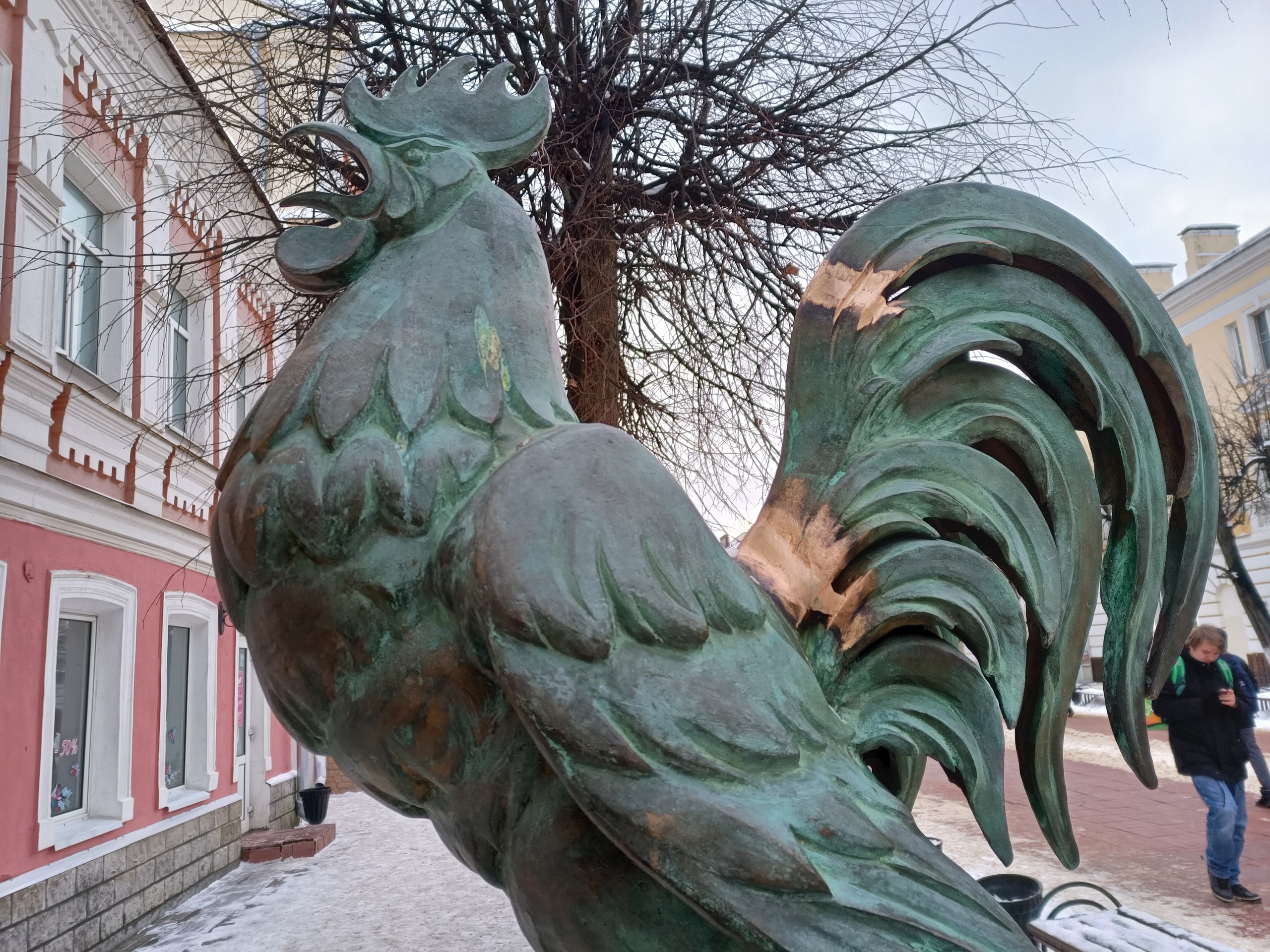 В Твери починили скульптуру петуха, которому вандалы оторвали хвост