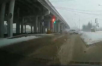 Момент ДТП под мостом в Твери попал на видео Момент ДТП под мостом в Твери попал на видео