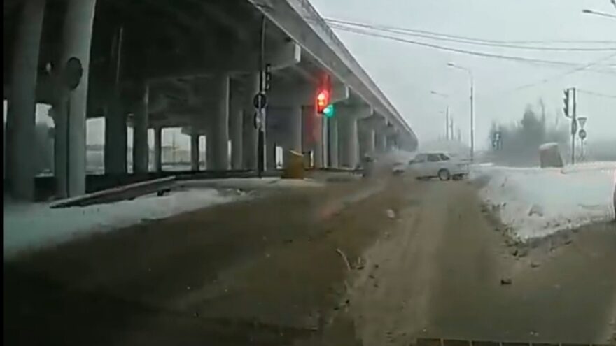 Момент ДТП под мостом в Твери попал на видео