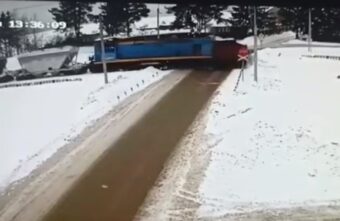 Появилось видео с моментом столкновения поезда и самосвала в Твери