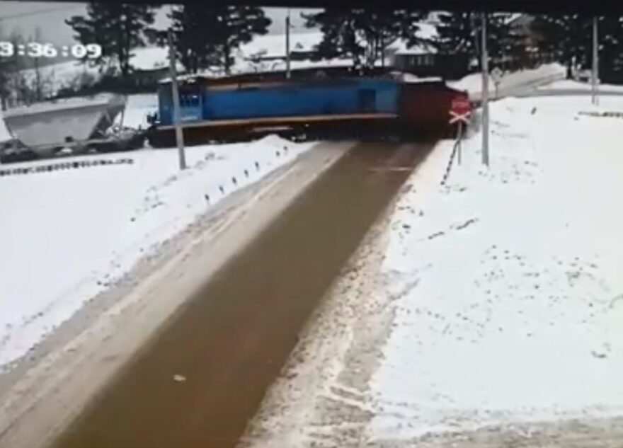 Появилось видео с моментом столкновения поезда и самосвала в Твери Появилось видео с моментом столкновения поезда и самосвала в Твери