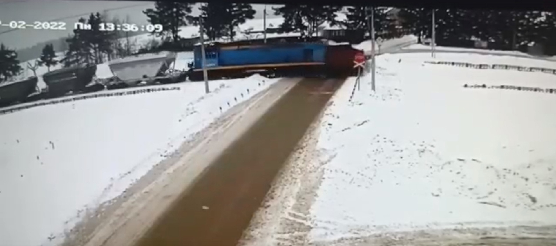 Появилось видео с моментом столкновения поезда и самосвала в Твери