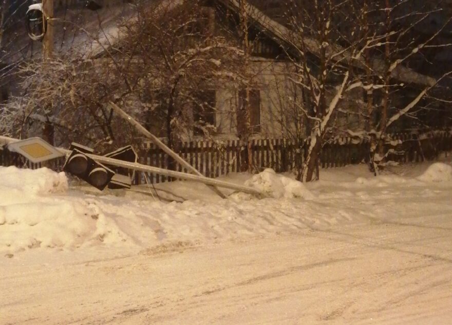 В Твери упал установленный накануне светофор
