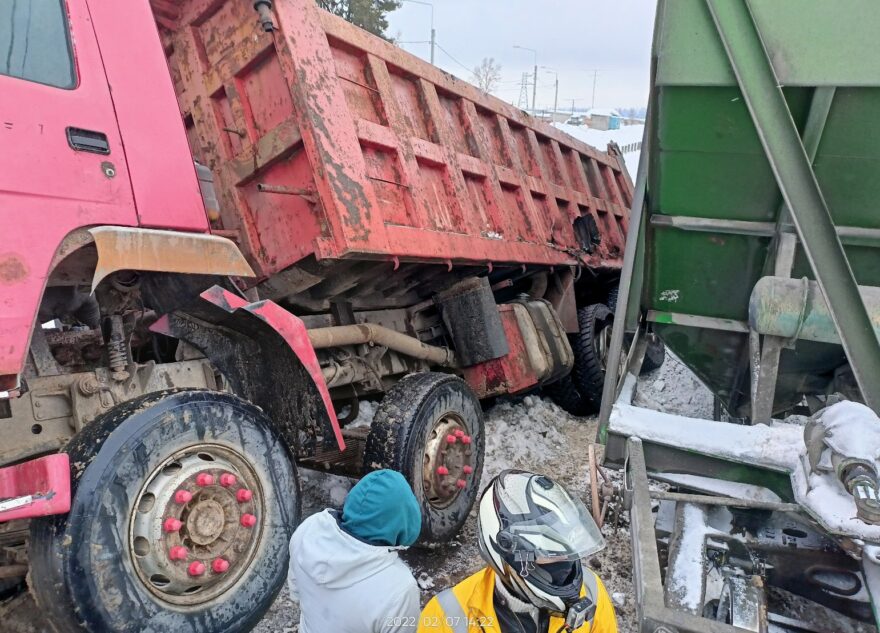 На железнодорожном переезде в Твери столкнулись самосвал и поезд На железнодорожном переезде в Твери столкнулись самосвал и поезд