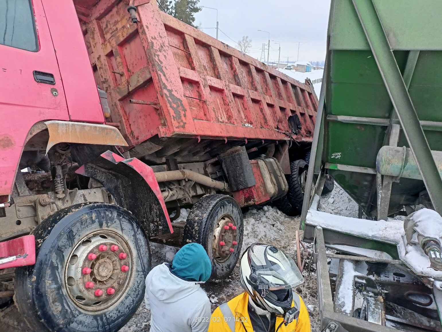 На железнодорожном переезде в Твери столкнулись самосвал и поезд