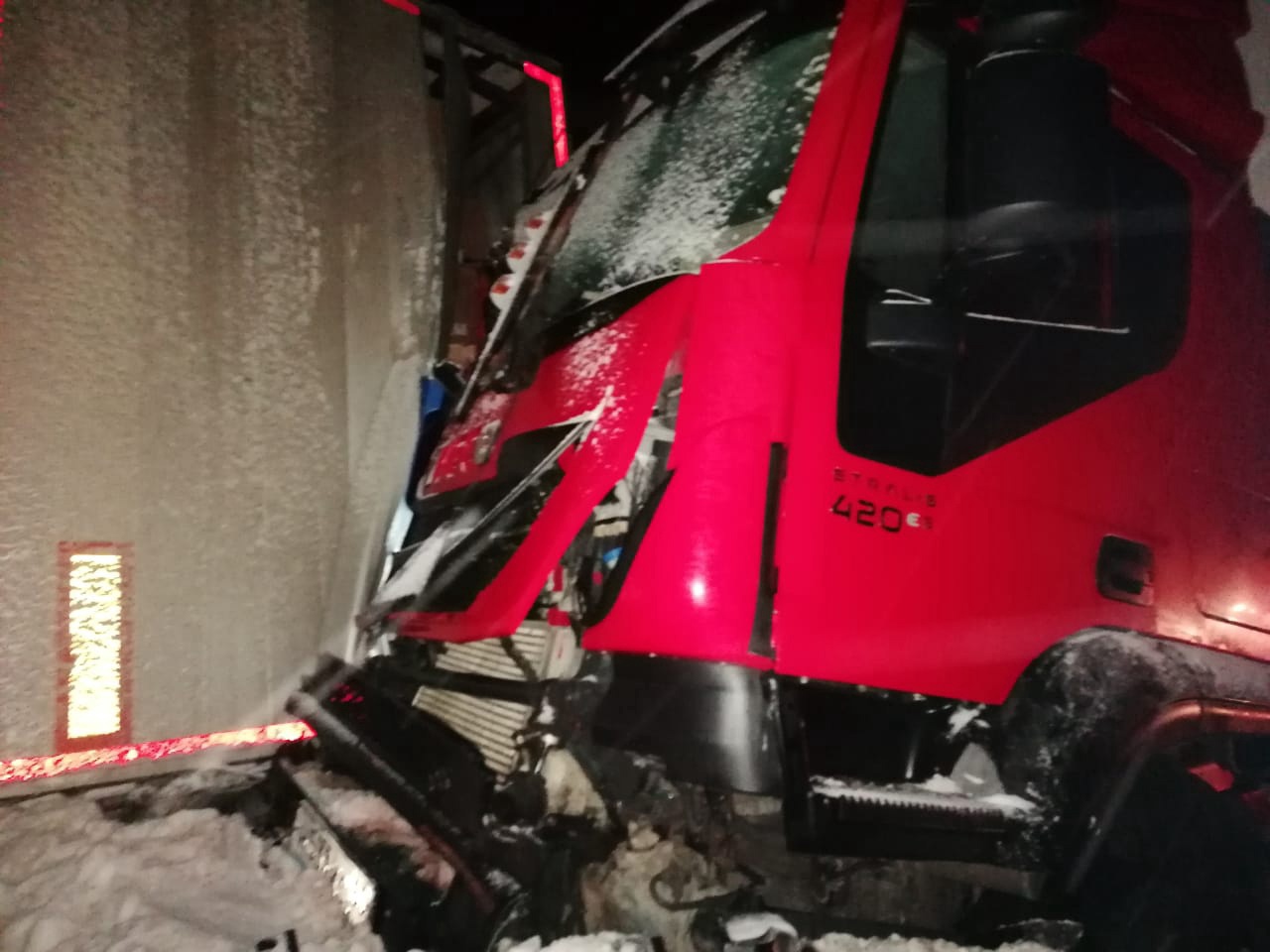 В Тверской области водитель фуры погиб в тройном ДТП