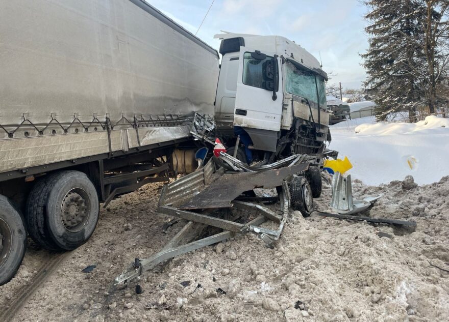 Фура протаранила "газель" в Тверской области: есть пострадавший