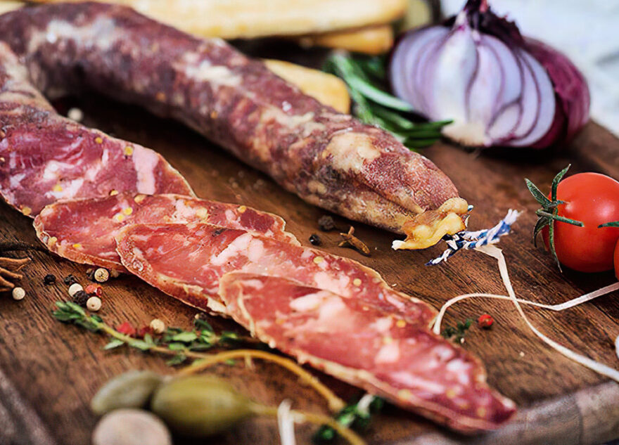 В Твери нашли колбасу из сои и курицы, которую выдавали за свиную