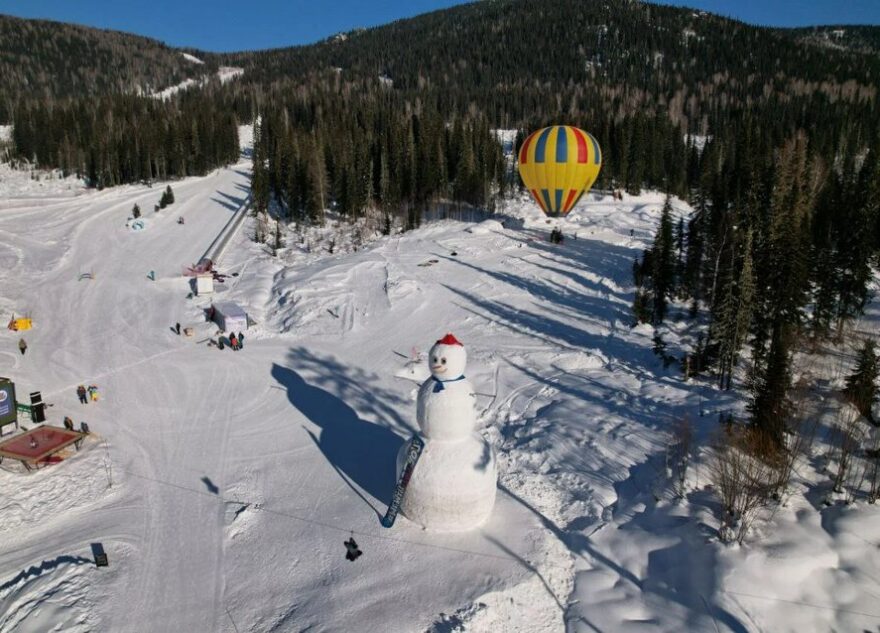 В поддержку российских олимпийцев тверитяне собрали гигантского снеговика на горнолыжном курорте