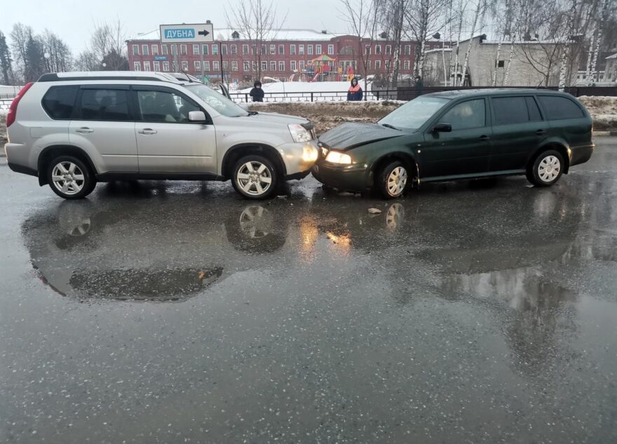 Две иномарки не поделили перекрёсток в Тверской области
