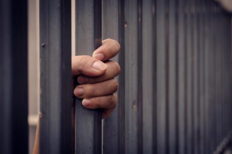 Жительница Тверской области убила подругу и пошла тратить её деньги Жительница Тверской области убила подругу и пошла тратить её деньги