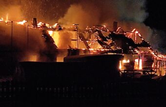 В Тверской области до утра тушили пожар в бараке на четыре семьи