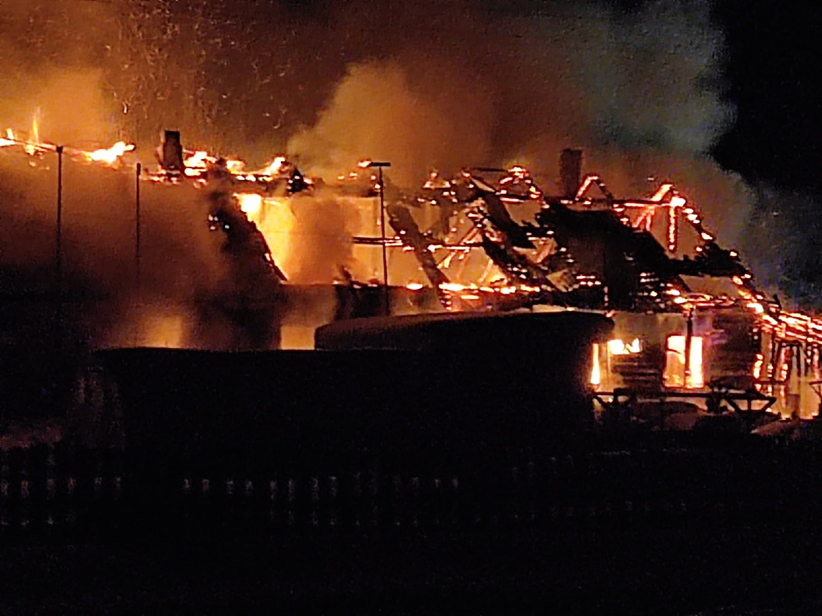 В Тверской области до утра тушили пожар в бараке на четыре семьи