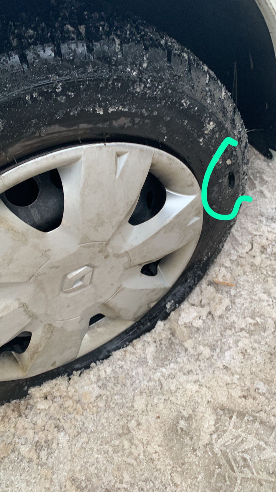 В Твери мужчина порезал колесо припаркованной на тротуаре машины
