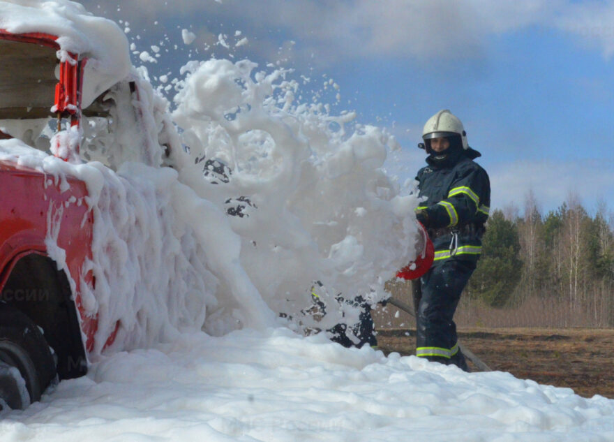 Водителям Тверской области рассказали, как действовать при возгорании машины