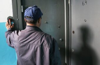 Лжесантехник оставил 91-летнего жителя Тверской области без сбережений