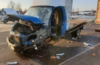 Заснувший водитель ГАЗа пострадал в лобовом столкновении с фурой в Тверской области