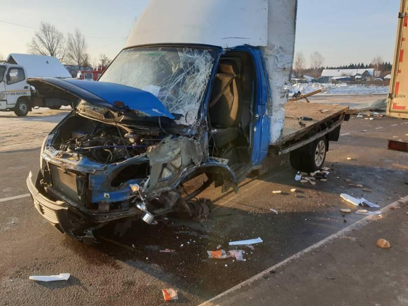 Заснувший водитель ГАЗа пострадал в лобовом столкновении с фурой в Тверской области