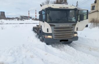 В Тверской области мусоровозы застревают в пути из-за нечищеных дорог