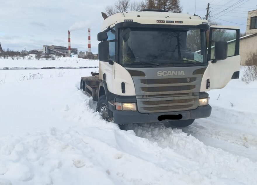 В Тверской области мусоровозы застревают в пути из-за нечищеных дорог В Тверской области мусоровозы застревают в пути из-за нечищеных дорог