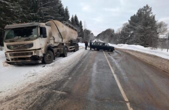 Обгонщик-нарушитель врезался с большегруз с цистерной в Тверской области