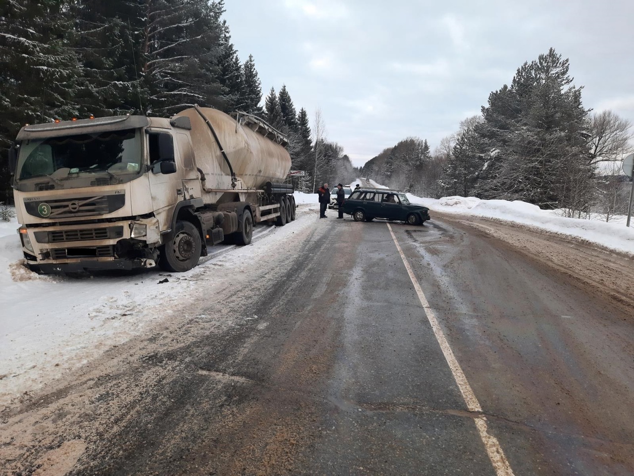 Обгонщик-нарушитель врезался с большегруз с цистерной в Тверской области