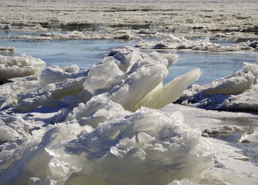 Жителей Тверской области предупредили о таянии льда на водоемах