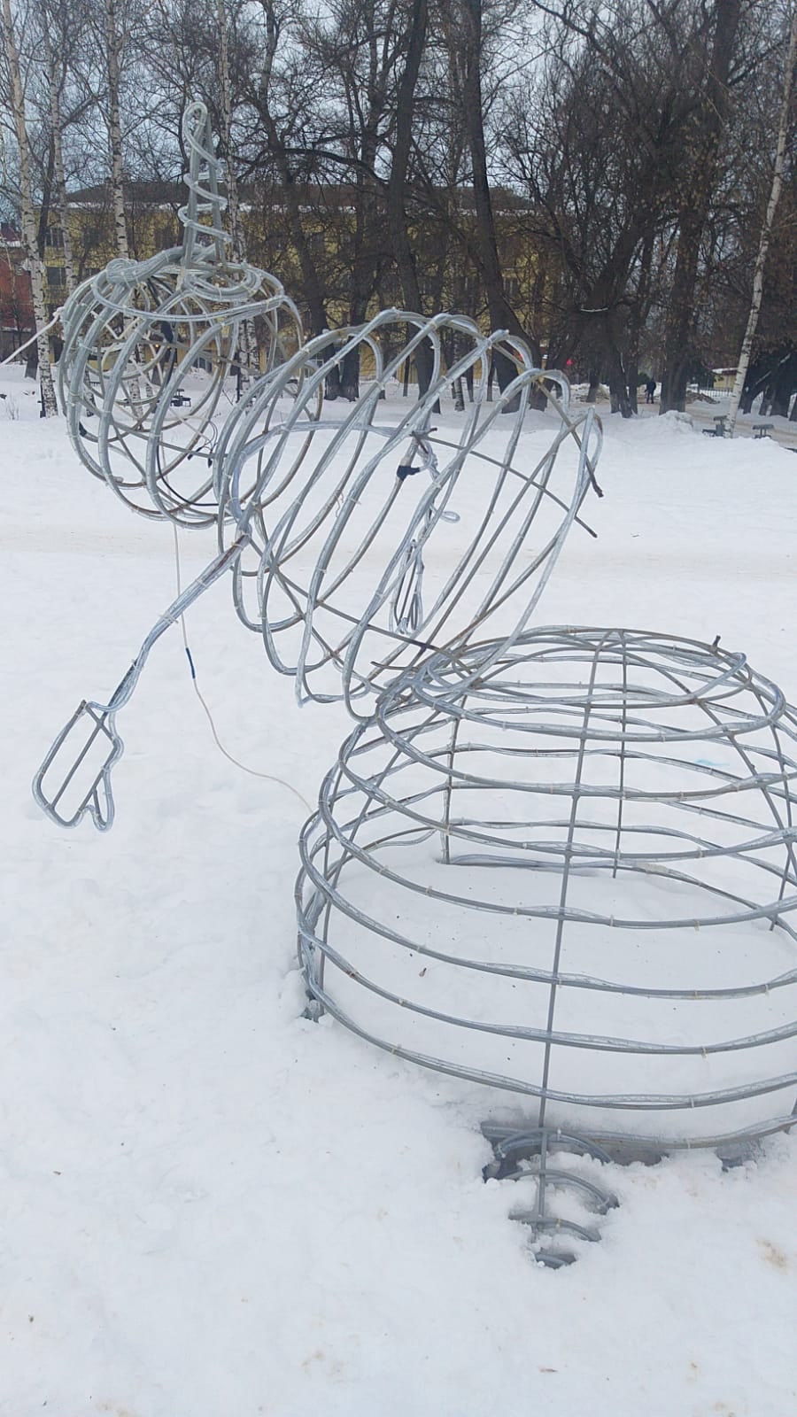 Вандалы сломали светящихся снеговиков в Тверской области