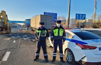 В Тверской области сотрудники ГИБДД помогли водителю перевернувшегося грузовика