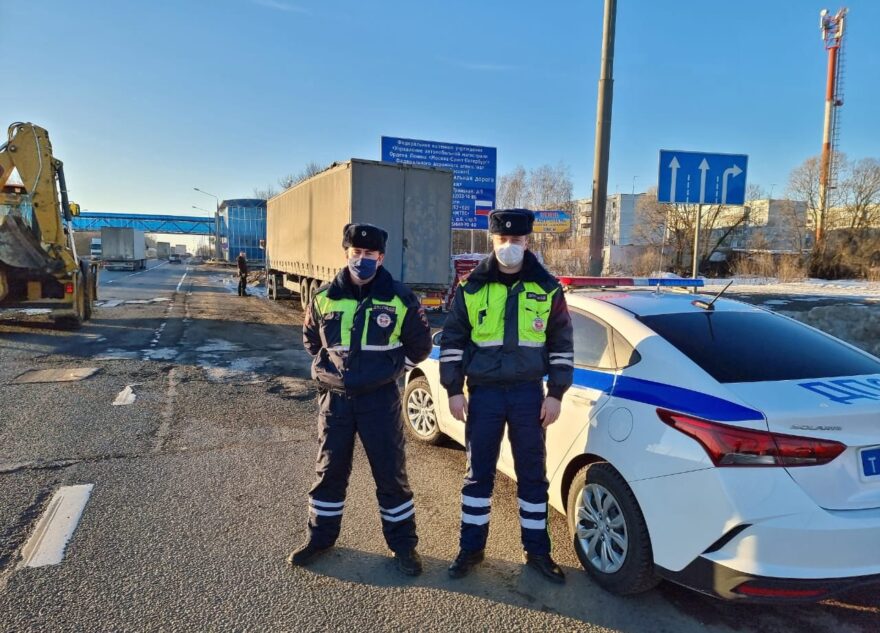 В Тверской области сотрудники ГИБДД помогли водителю перевернувшегося грузовика В Тверской области сотрудники ГИБДД помогли водителю перевернувшегося грузовика
