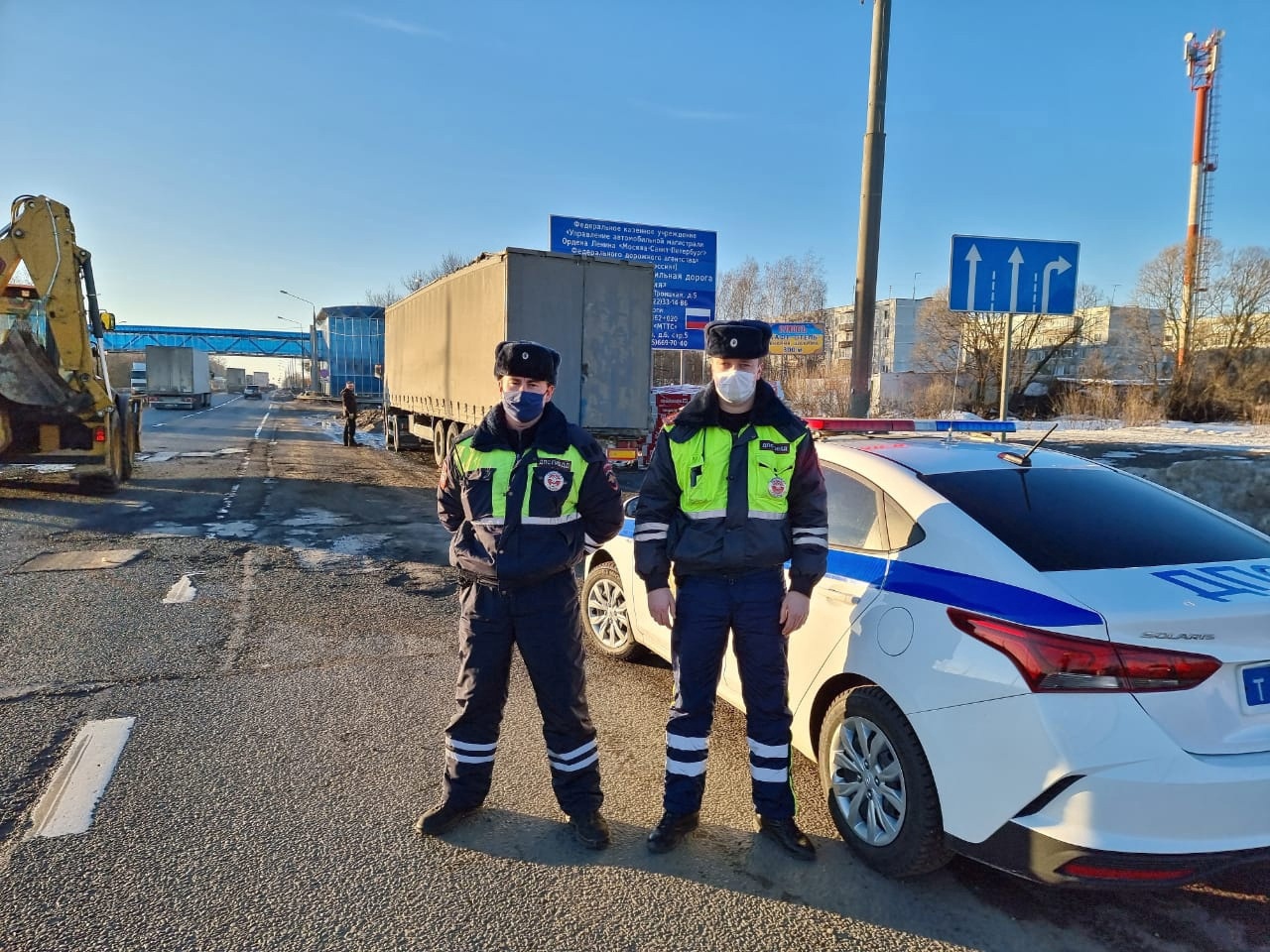 В Тверской области сотрудники ГИБДД помогли водителю перевернувшегося  грузовика | ТОП Тверь новости