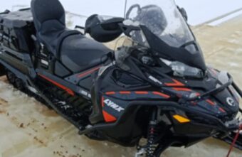 Водолазы подняли со дна утонувший снегоход в Тверской области